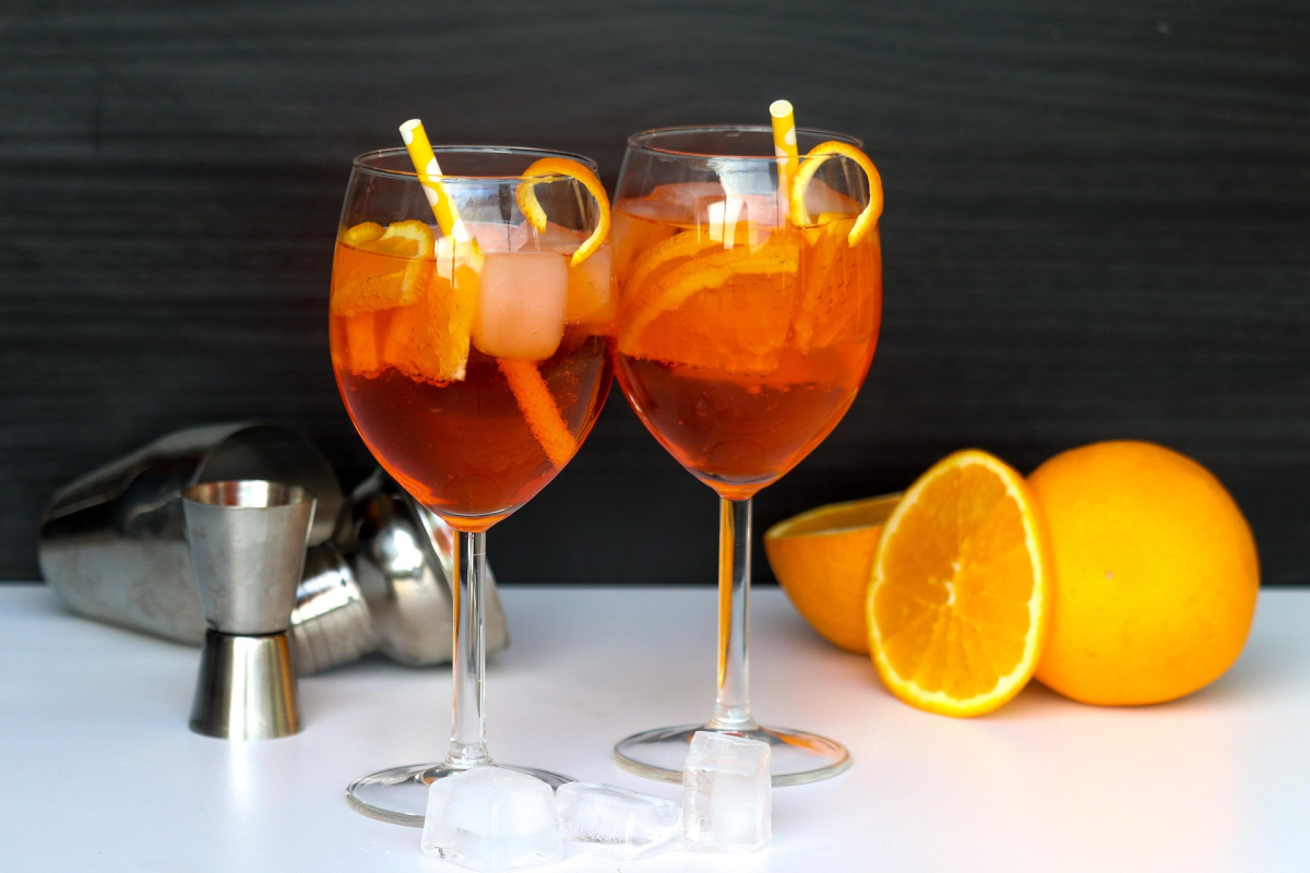 Cocktail Aperol Spritz avec des tranches d'orange et des gla&ccedil;ons.