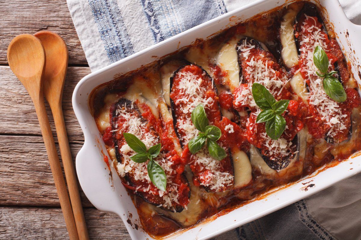 Plat d'aubergines &agrave; la parmigiana gratin&eacute;es au four.