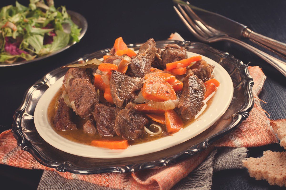 Assiette de b&oelig;uf carottes et oignons.