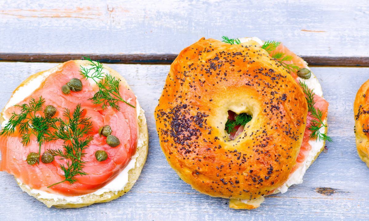 Bagel au saumon fumé, fromage frais, aneth et câpres.