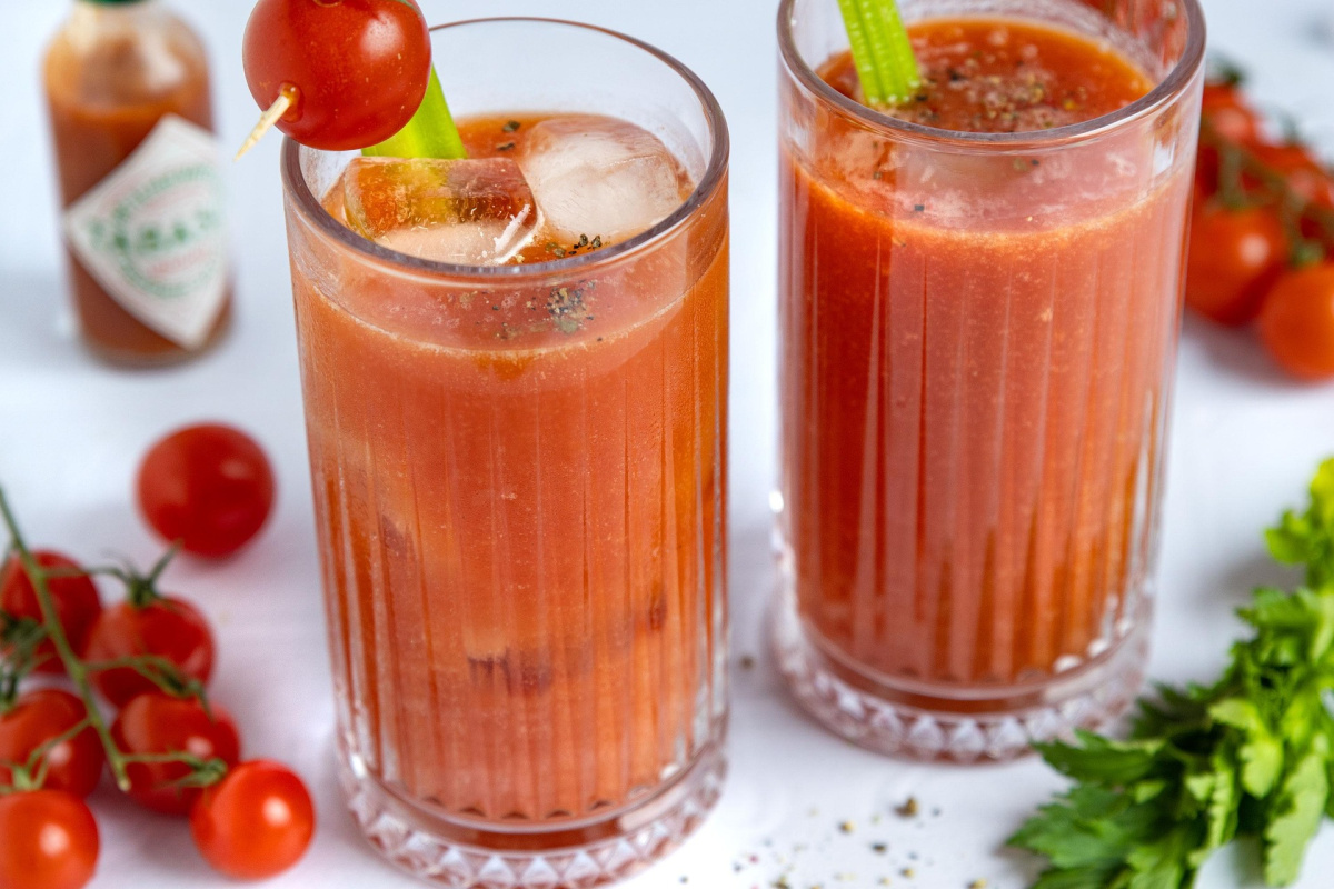 Cocktail Bloody Mary garnis de c&eacute;leri et de tomates cerises.