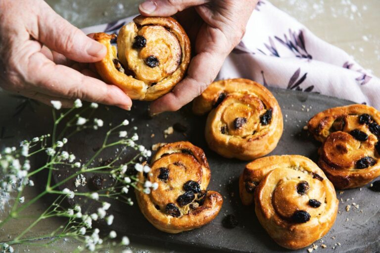 Brioche aux raisins dorée posées sur une ardoise.