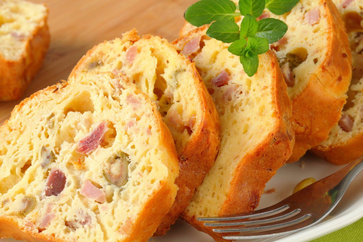 Tranches de cake salé au jambon et aux olives.