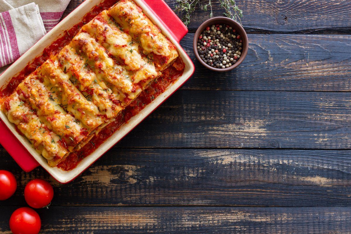 Plat de cannelloni gratin&eacute;s &agrave; la tomate