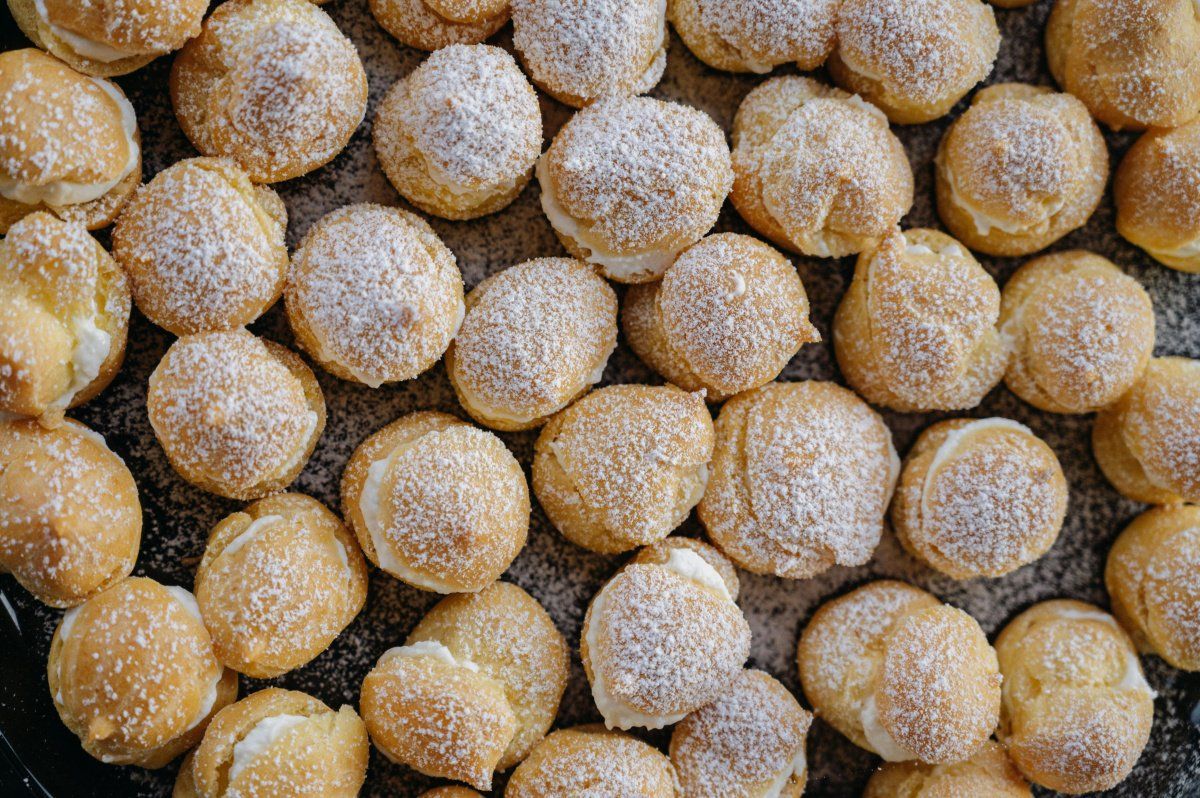 Choux &agrave; la cr&egrave;me garnis et saupoudr&eacute;s de sucre glace.