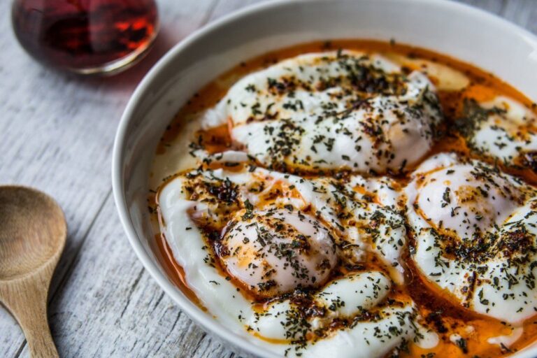 Cilbir plat Turc avec œufs pochés, yaourt, beurre pimenté et herbes.