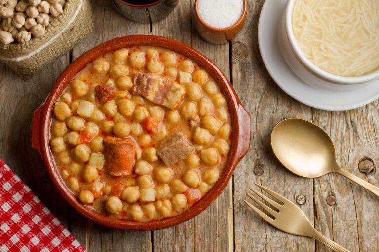 Cocido espagnol, ragoût de pois chiches et viande.