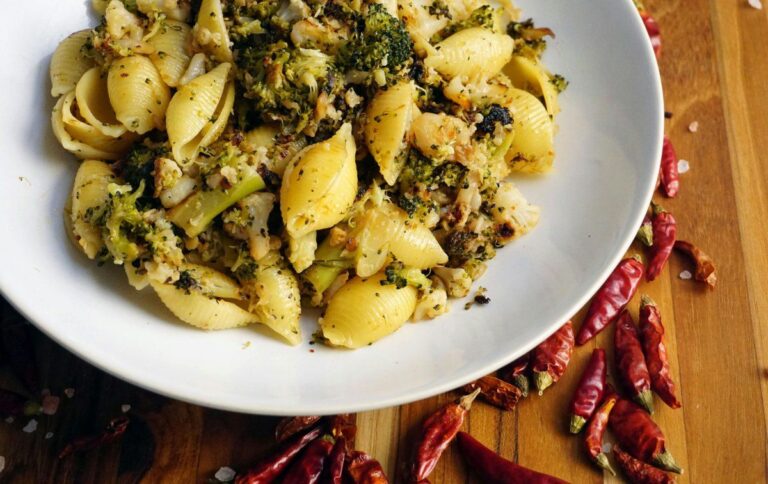 Pâtes conchiglie aux brocolis et chou-fleur rôtis.