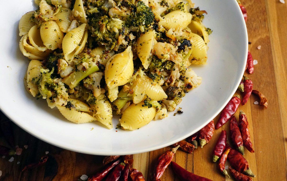 P&acirc;tes conchiglie aux brocolis et chou-fleur r&ocirc;tis.