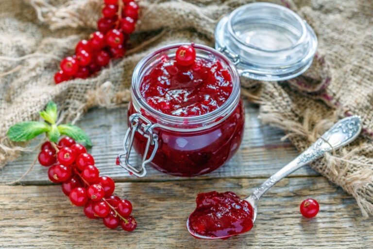 Confiture de groseilles maison avec des fruits frais.