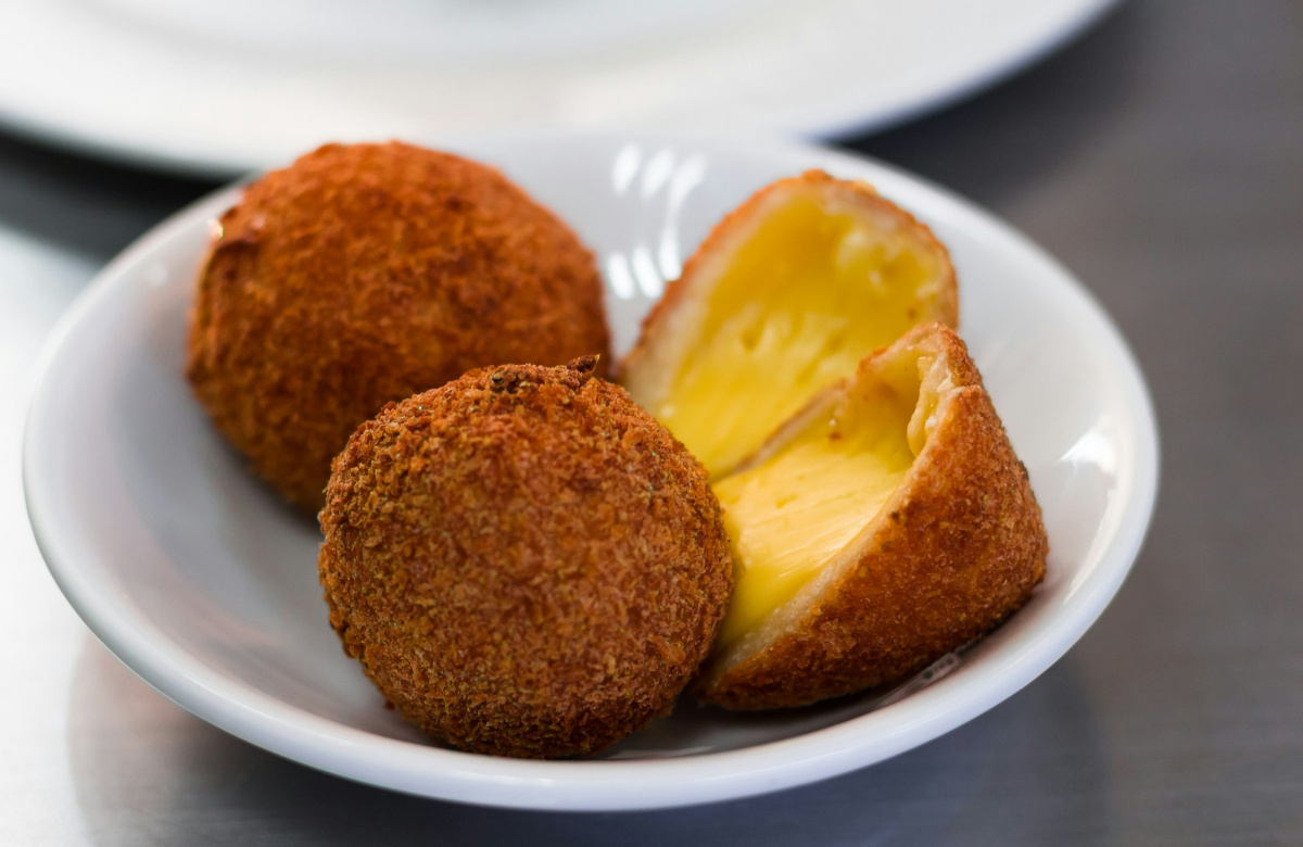Croquettes de fromage dor&eacute;es, une coup&eacute;e en deux.