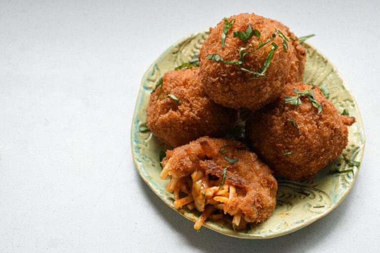 Croquettes de pâtes dorées.