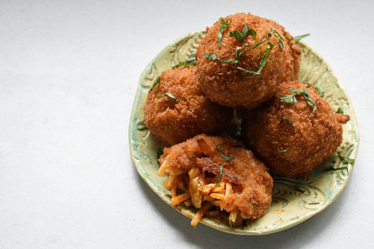 Croquettes de p&acirc;tes dor&eacute;es.