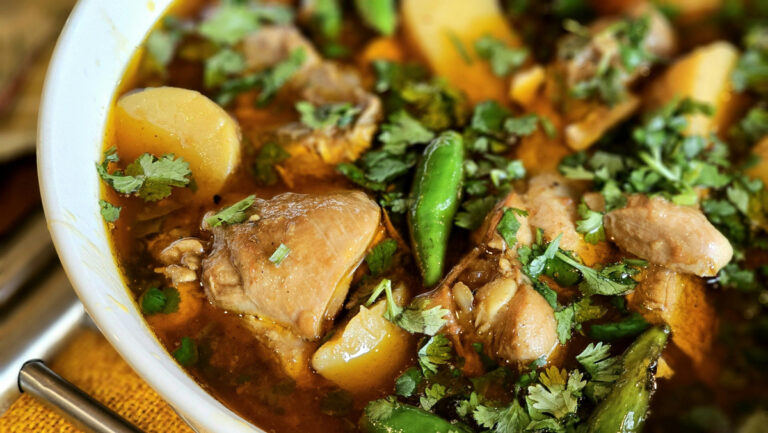 Gros plan sur un bol de curry de poulet et pommes de terre.