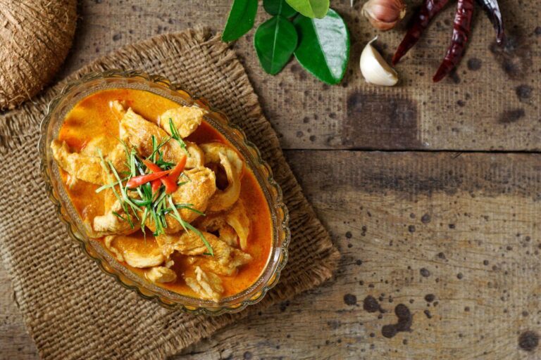 Curry Panaeng au poulet.