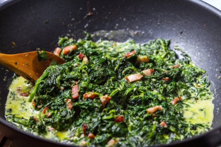 Epinards à la crème et aux lardons dans un wok.