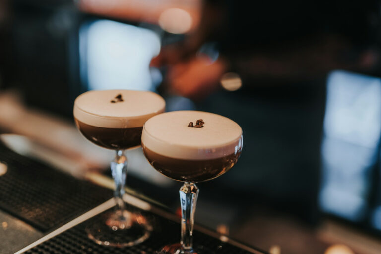 Cocktail Espresso martini avec une mousse onctueuse sur un comptoir de bar.