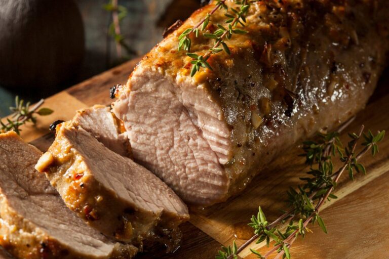Filet mignon de porc rôti à la Moutarde et tranché, décoré de thym.