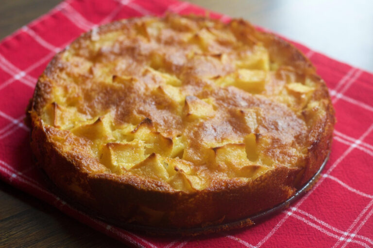 Gâteau aux pommes entier et doré.