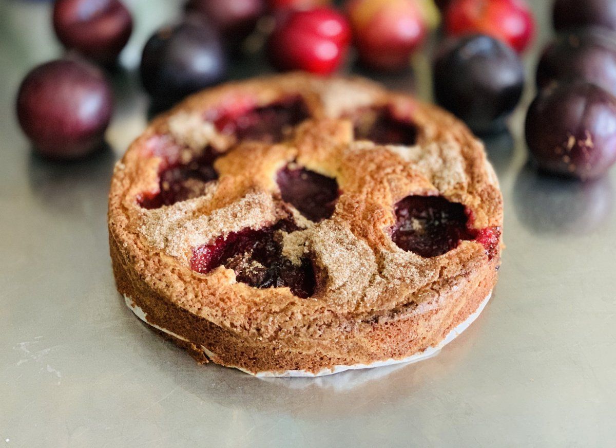G&acirc;teau aux prunes dor&eacute;.