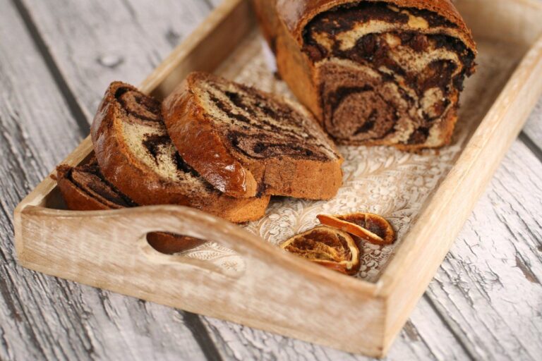 Gâteau marbré coupé en tranches