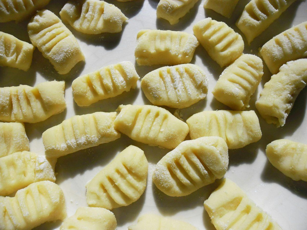 Gnocchis de pomme de terre faits maison, farin&eacute;s et pr&ecirc;ts &agrave; cuire.