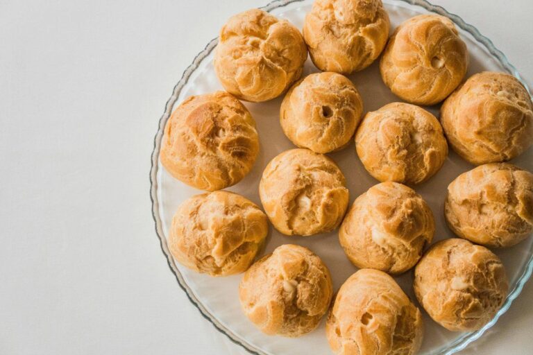 Gougères au fromage dorées.
