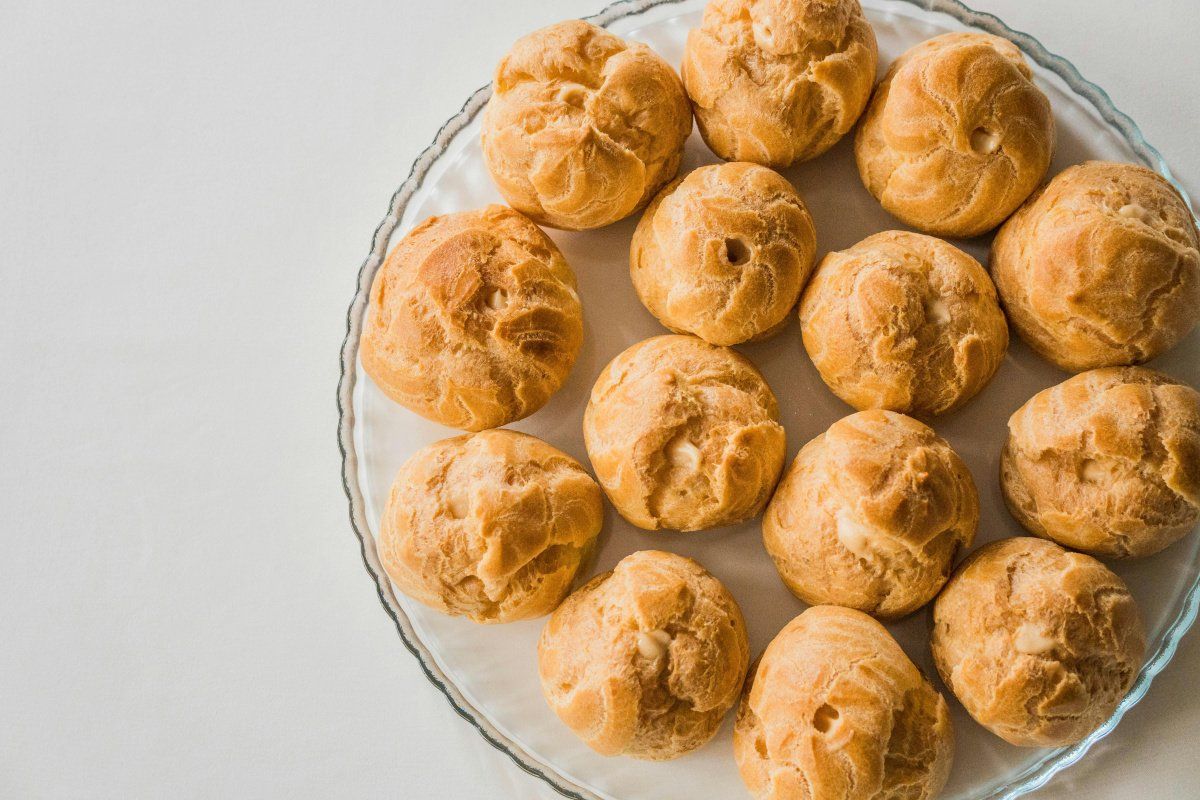 Goug&egrave;res au fromage dor&eacute;es.