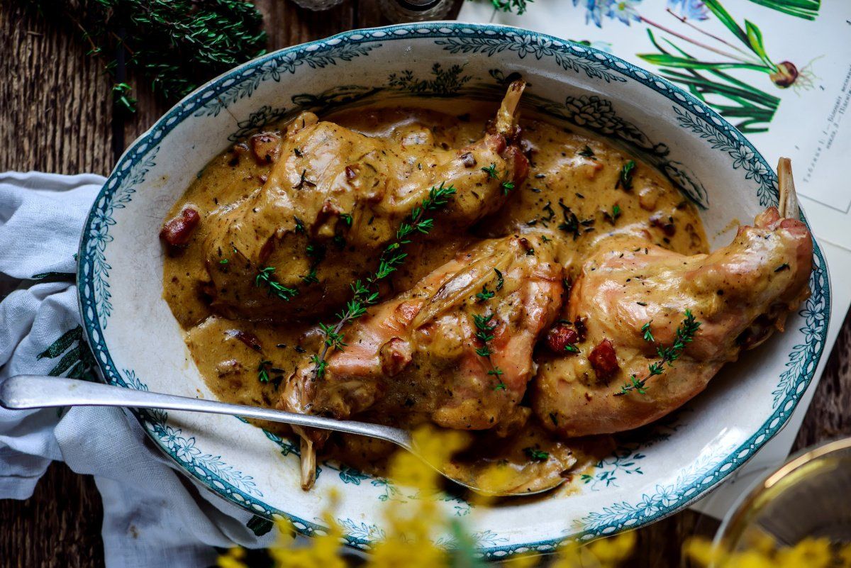 Lapin à la moutarde crémeux avec des lardons.