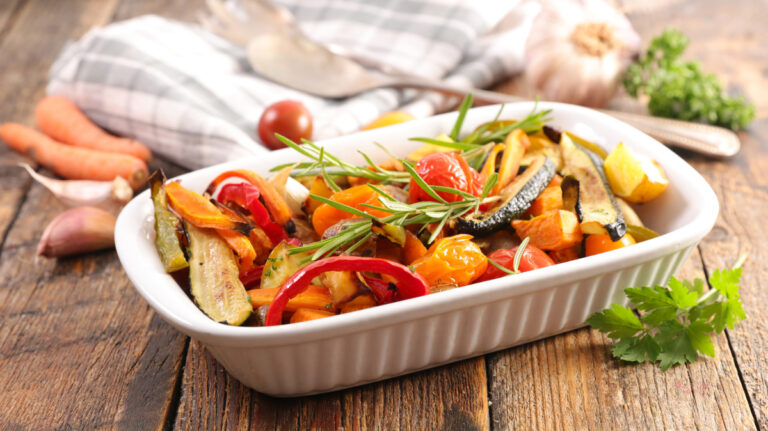 Plat de légumes variés rôtis au romarin.