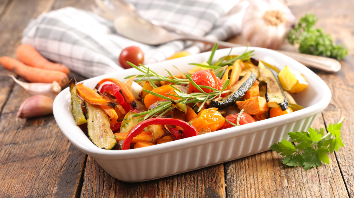 Plat de l&eacute;gumes vari&eacute;s r&ocirc;tis au romarin.