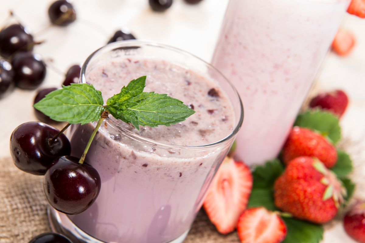Milkshakes frais &agrave; la cerise garnis de fruits et de menthe.