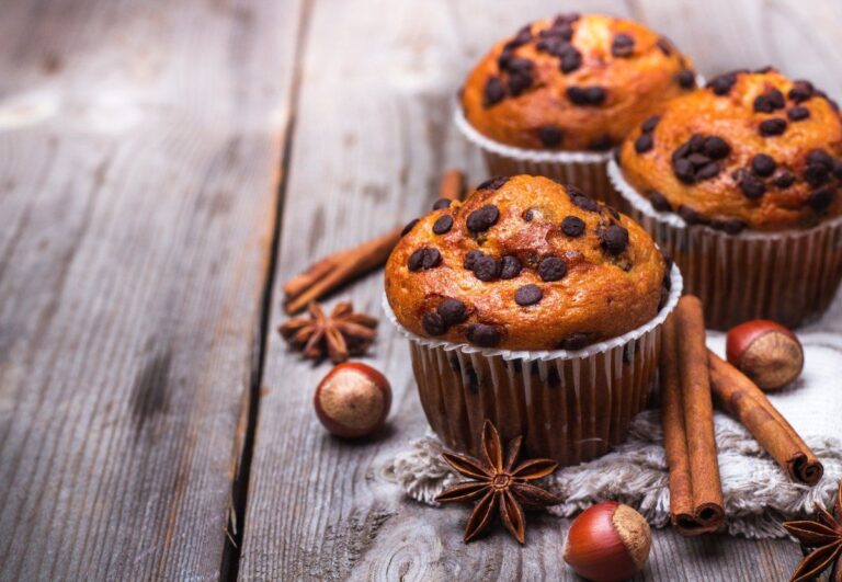 Muffins aux pépites de chocolat et noisettes.