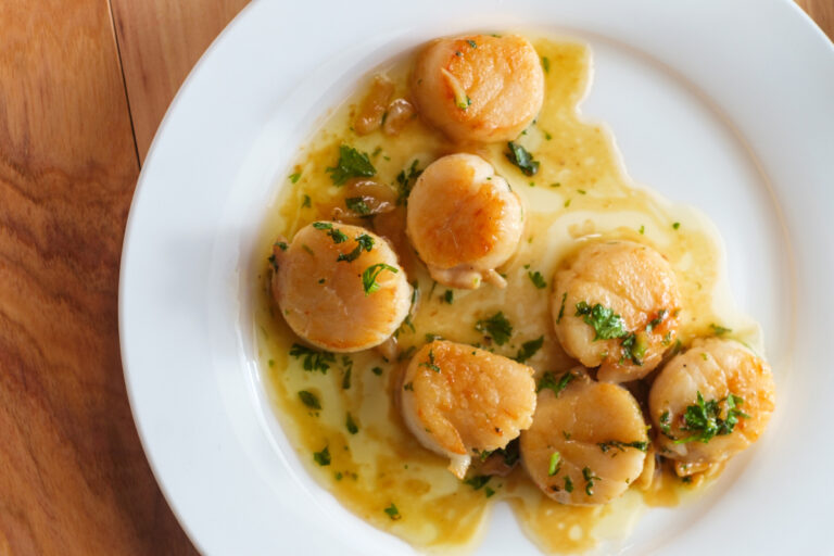 Noix de Saint-Jacques poêlées dans une sauce à l'ail et persil.