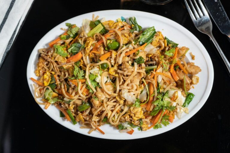 Nouilles sautées au poulet et légumes frais.