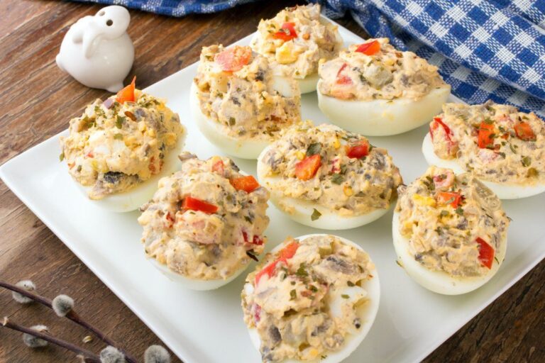 Œufs farcis aux champignons et poivrons.