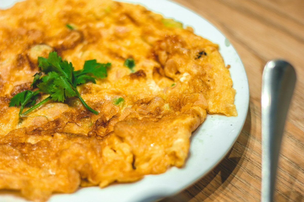 Omelette dor&eacute;e aux herbes.
