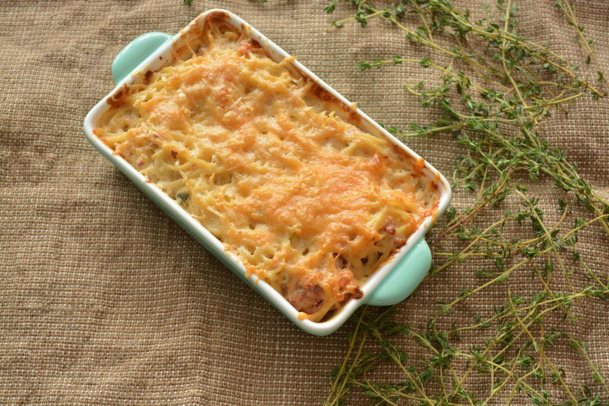 Gratin de p&acirc;tes accompagn&eacute; de brins de thym.