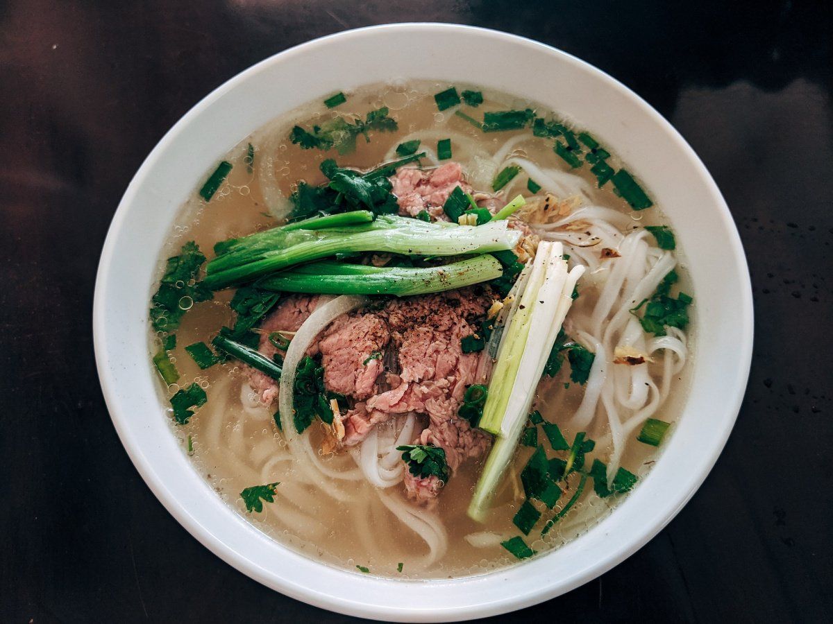 Phở vietnamienne au b&oelig;uf, nouilles et herbes fra&icirc;ches.