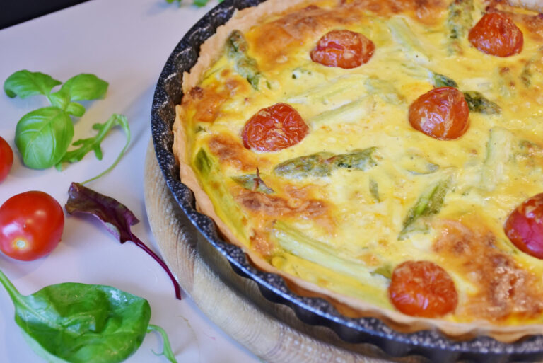 Quiche dorée aux asperges vertes et tomates cerises.