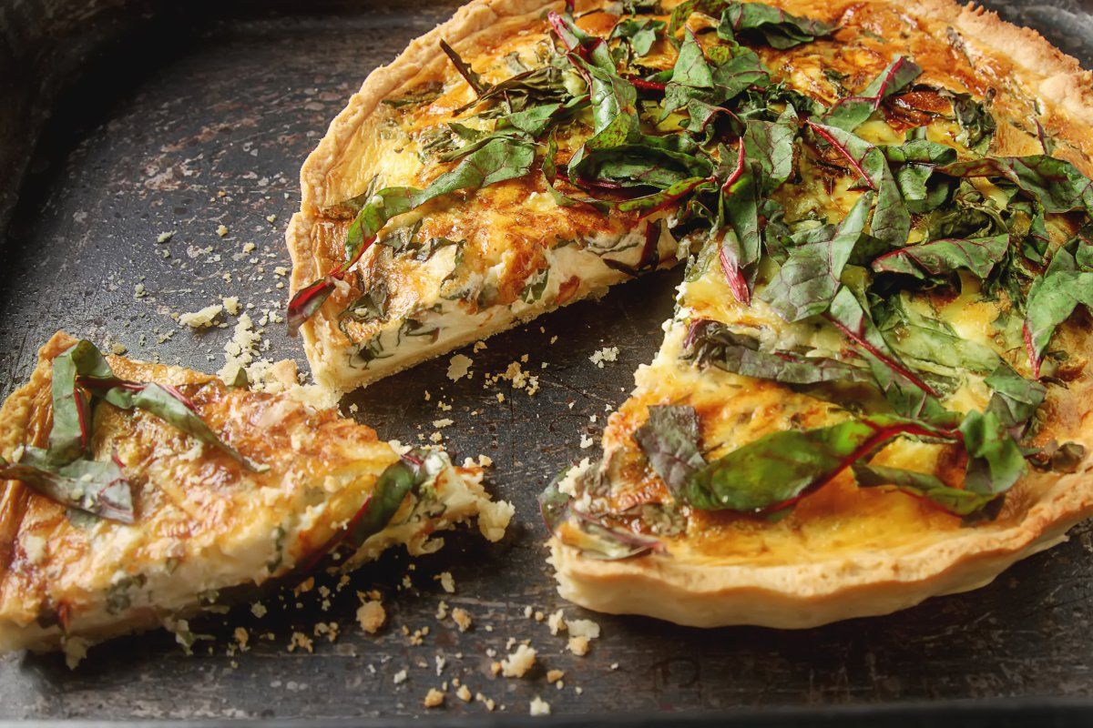 Quiche aux blettes, avec de la salade d&eacute;coup&eacute;e en d&eacute;coration.