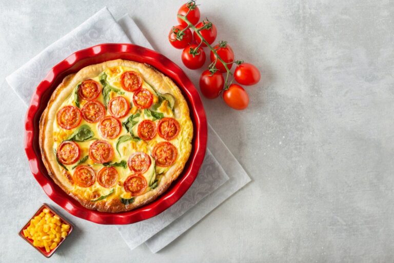 Quiche avec des tomates cerises et du et basilic