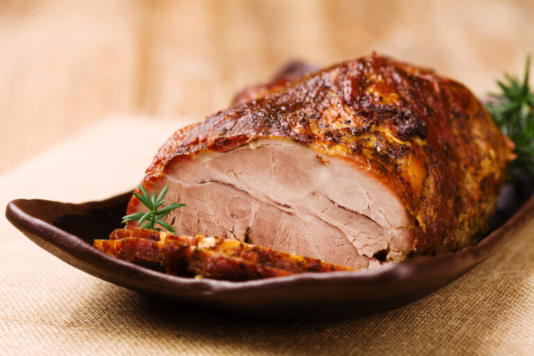Rôti de porc tranché, avec du romarin.