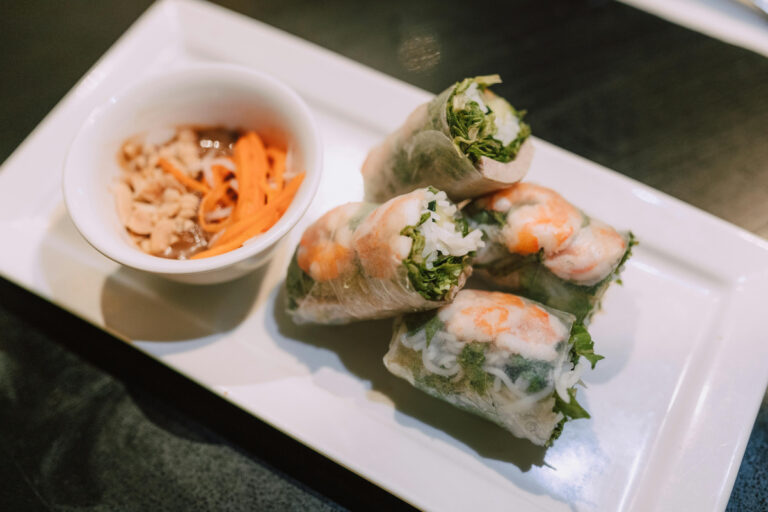 Rouleaux de printemps aux crevettes servis avec leur sauce.