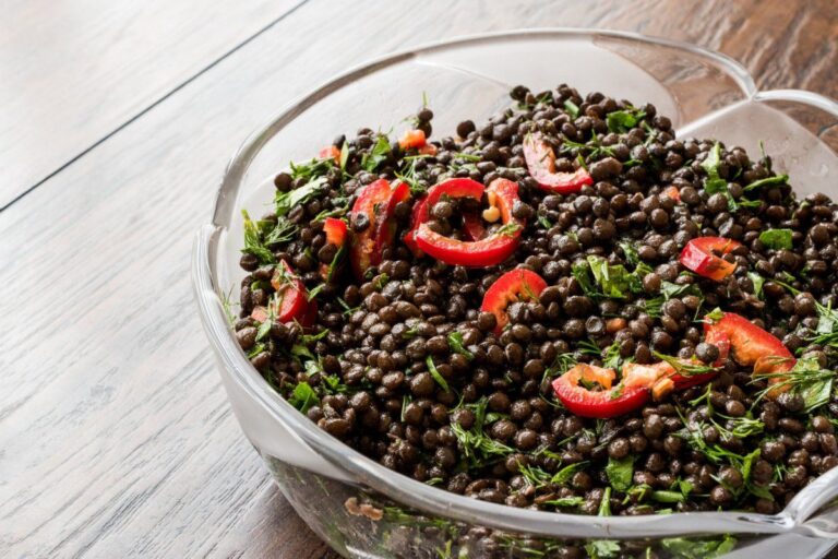Salade de lentilles noires, poivrons rouges et herbes fraîches.