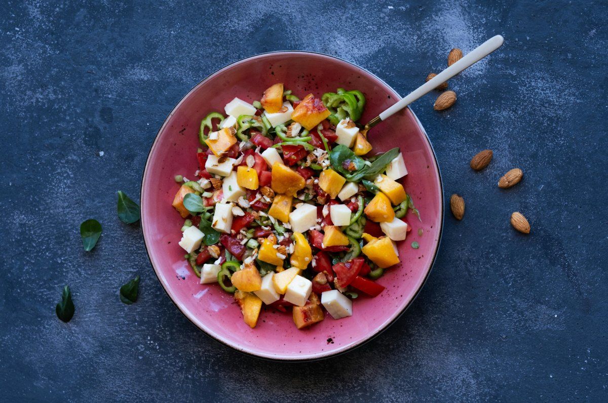 Salade color&eacute;e aux p&ecirc;ches et fromage.