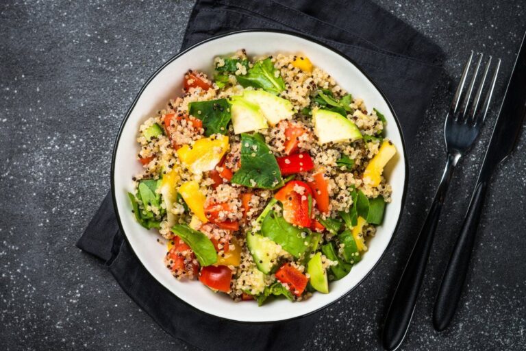 Salade de quinoa colorée aux légumes frais.