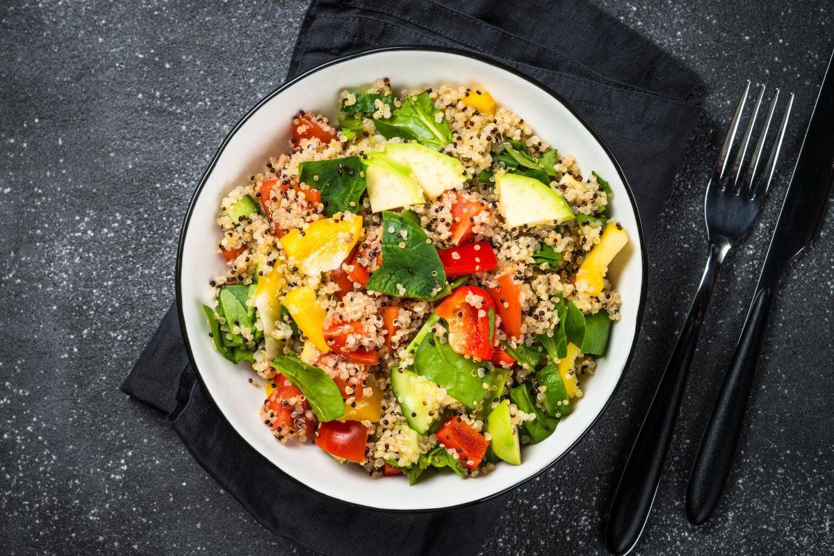 Salade de quinoa color&eacute;e aux l&eacute;gumes frais.