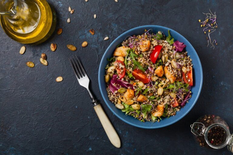 Salade colorée de quinoa et poulet dans un bol bleu.