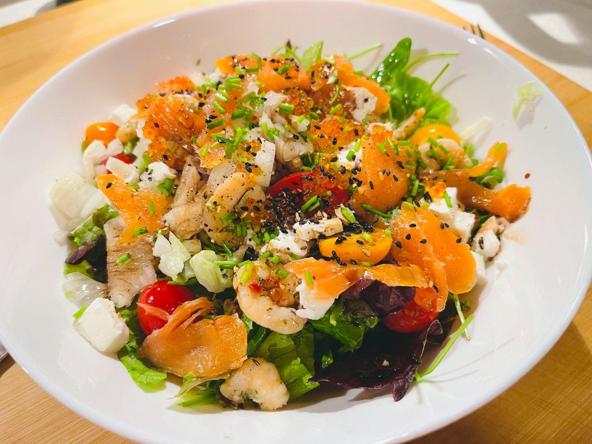 Salade compos&eacute;e au saumon fum&eacute;, crevettes et feta.